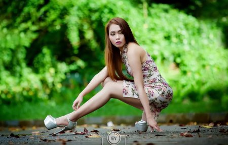 Азиатская девушка позирует