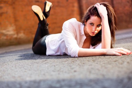 Девушка брюнетка