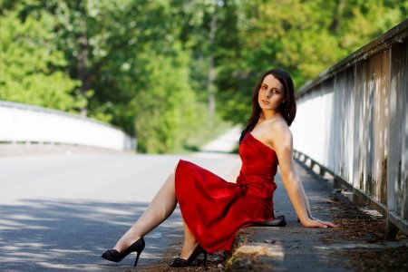 Женщины в платьях ножки