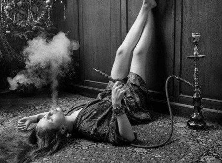 Девушка с кальяном