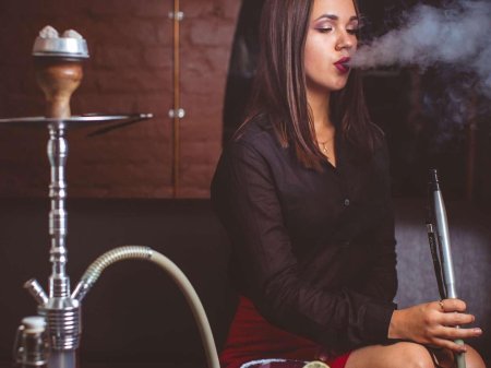Девушка с кальяном
