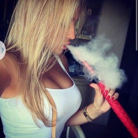 Девушка с кальяном