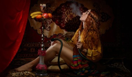 Девушка с кальяном