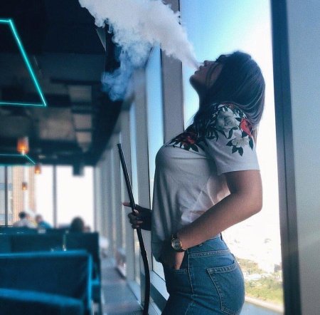 Девушка курит кальян
