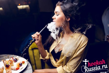 Девушка с кальяном