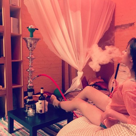 Девушка с кальяном