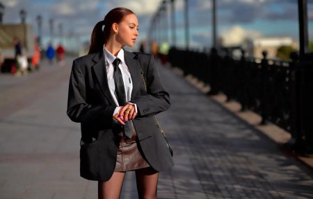 Девушка в пиджаке