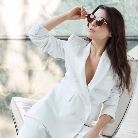 Девушка в белом костюме