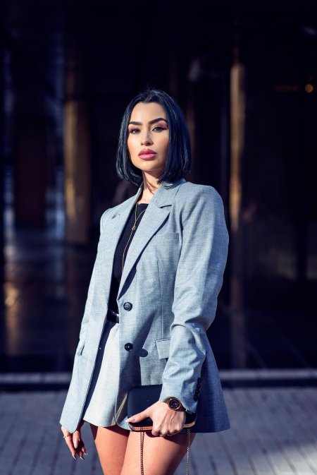 Девушка в пиджаке