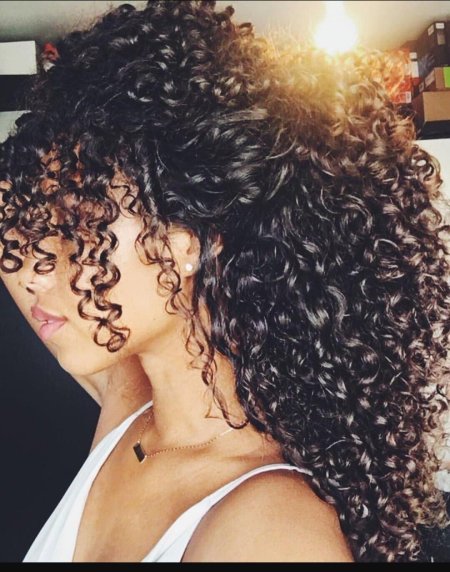 Девушки с кудрявыми волосами со спины