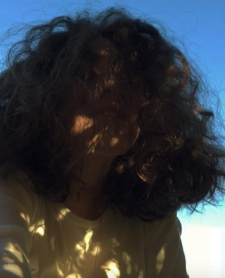 Кудрявая девушка