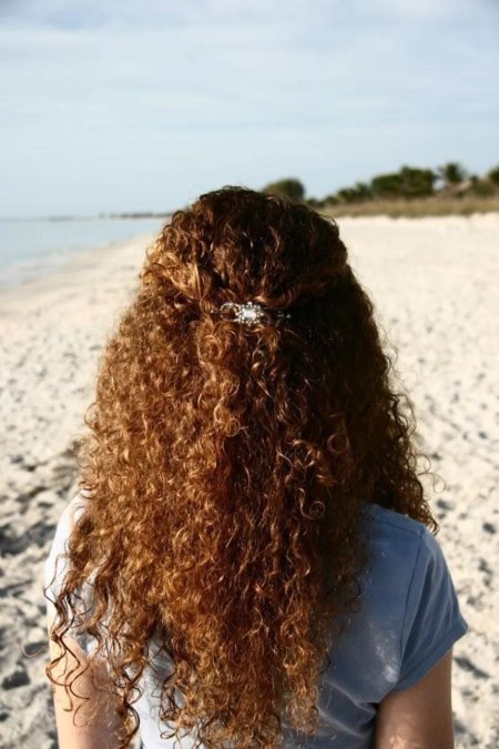 Кудрявая девушка