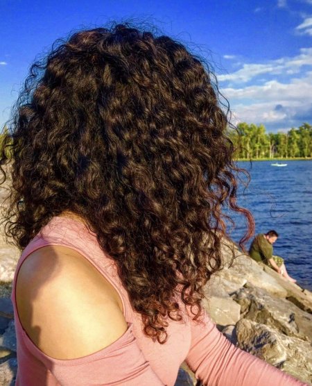 Кудрявая девушка