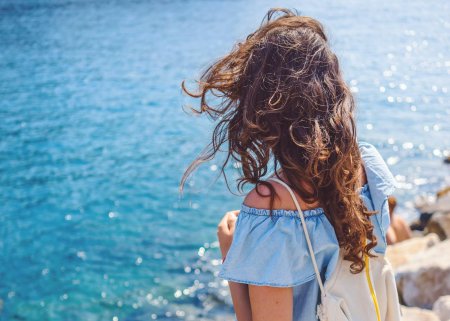 Девушка со спины на море
