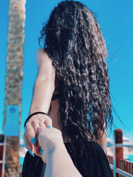 Девушка со спины с длинными волосами