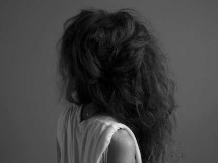 Кудрявая девушка со спины