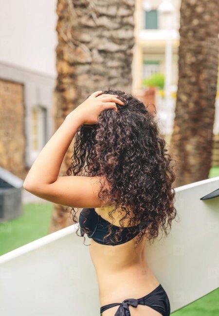 Кудрявая брюнетка