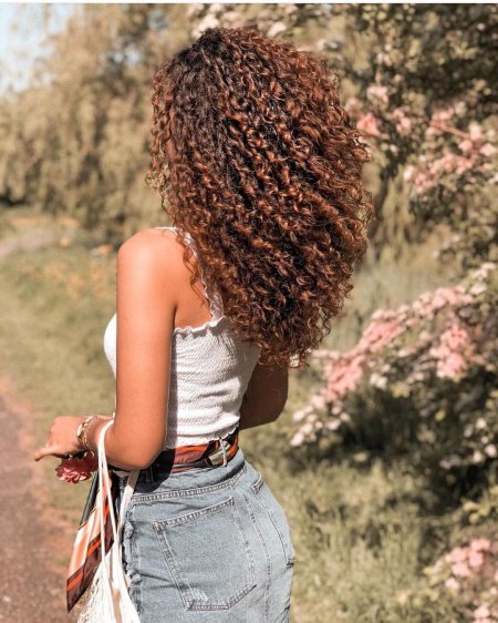 Кудрявые волосы у девушек