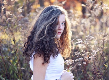 Кудрявая девушка