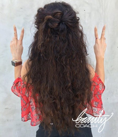 Кудрявая брюнетка