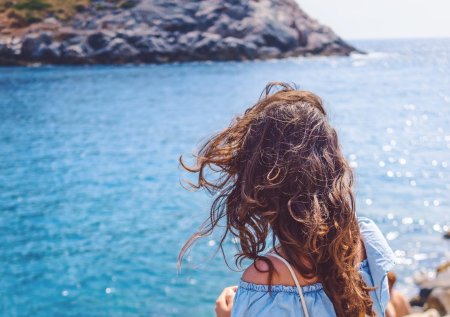 Девушка с кудрявыми волосами