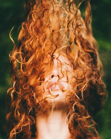 Кудрявая девушка