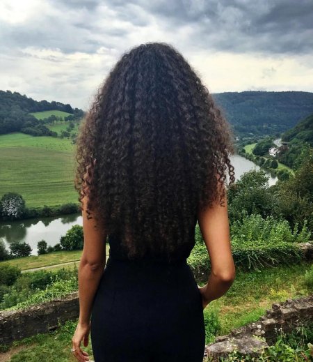 Кудрявая девушка