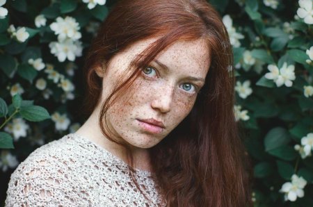 Миссис гамильтон с веснушками