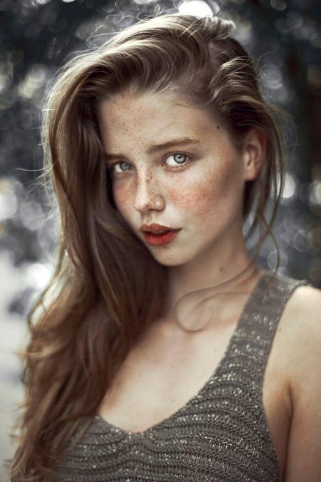 Девушка с веснушками