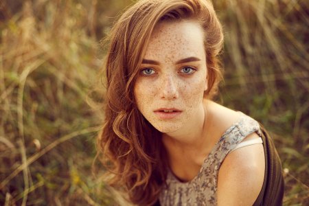 Девушка с веснушками