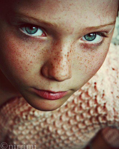 Девушка с веснушками