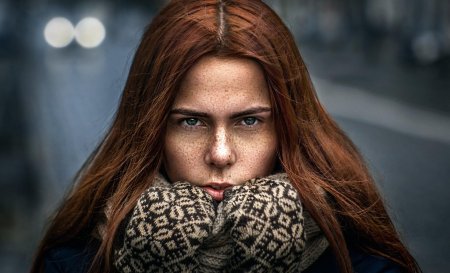 Девушка с веснушками