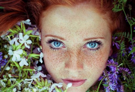 Девушка с веснушками