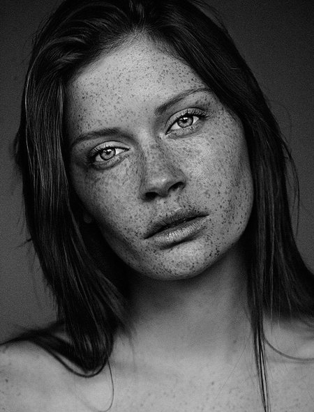 Девушка с веснушками