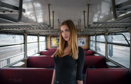 Красивая девушка в автобусе