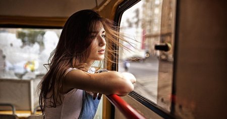 Девушка в трамвае