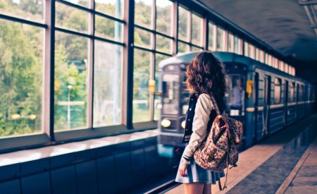 Девушка в метро