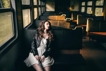 Девушка в трамвае