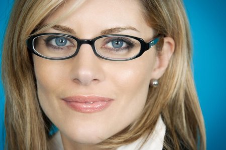 Женщина в очках для зрения