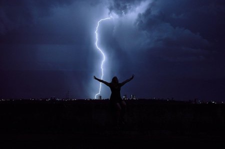 Девушка молния