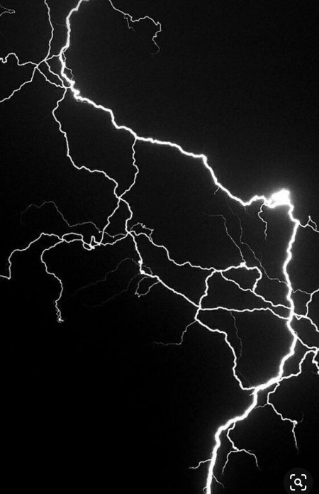 Молнии на черном фоне