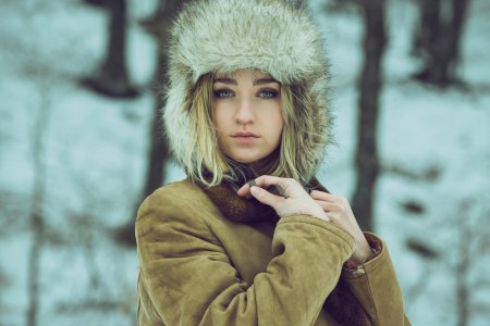Девушки в меховых шапках