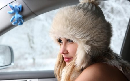 Девушка в меховой шапке