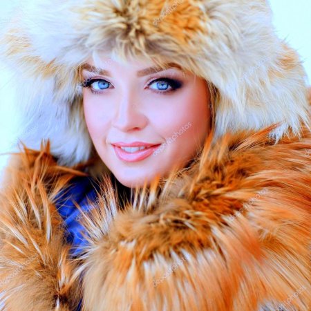 Девушка в меховой шапке