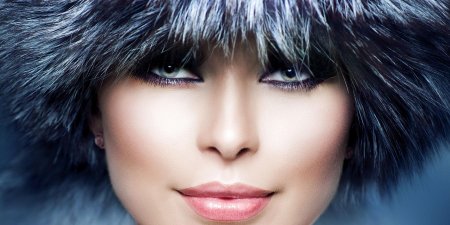 Девушка в меховой шапке