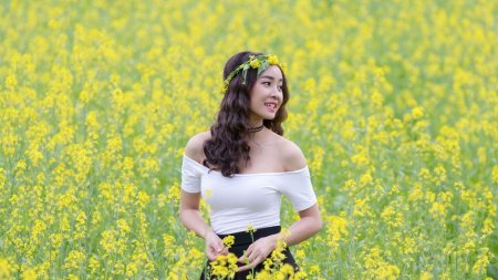 Девушка на лугу