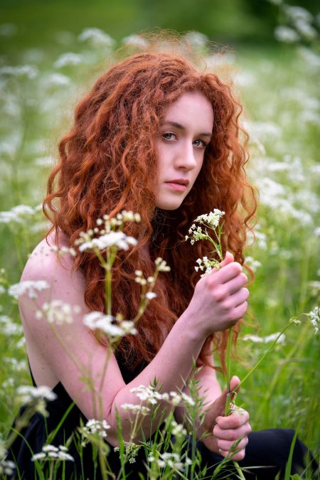 Рыжие волосы девушки