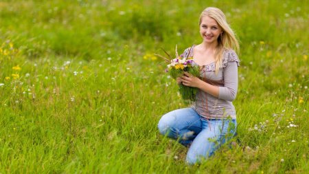 Женщина на лугу