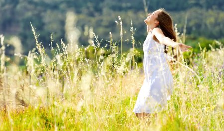 Девушка бежит по полю