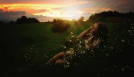 Красивая девушка на природе